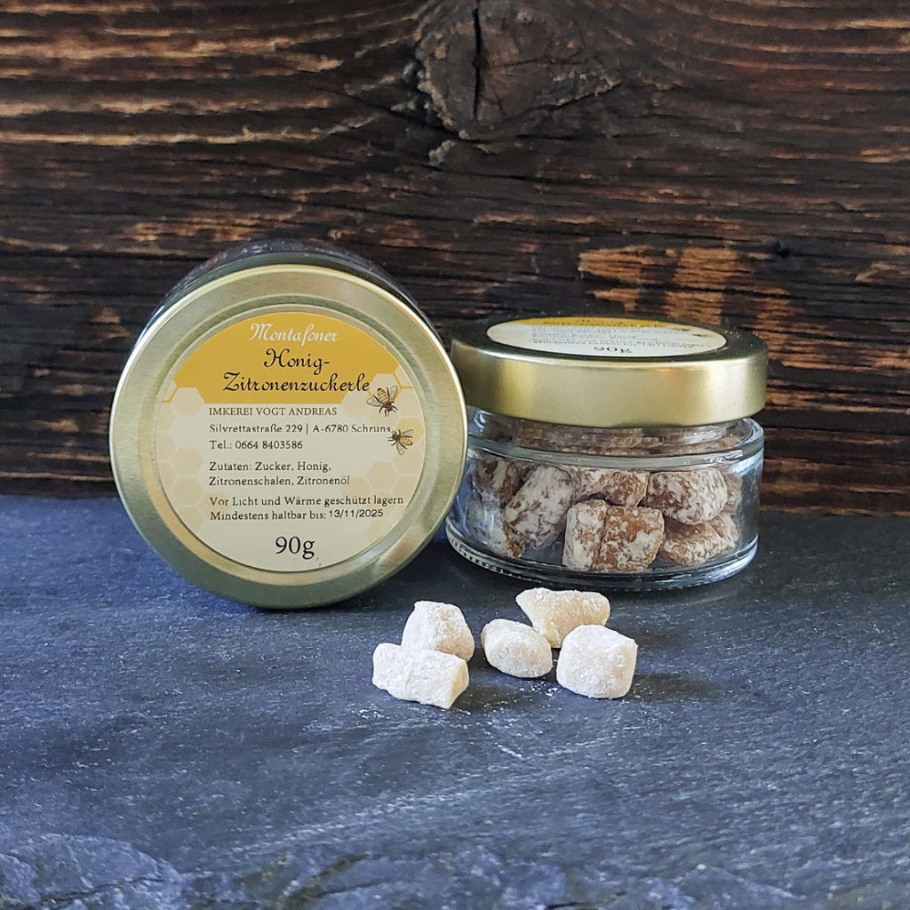 Propolis Zitronenzuckerle im Glas und vor dem Glas auf Schieferplatte