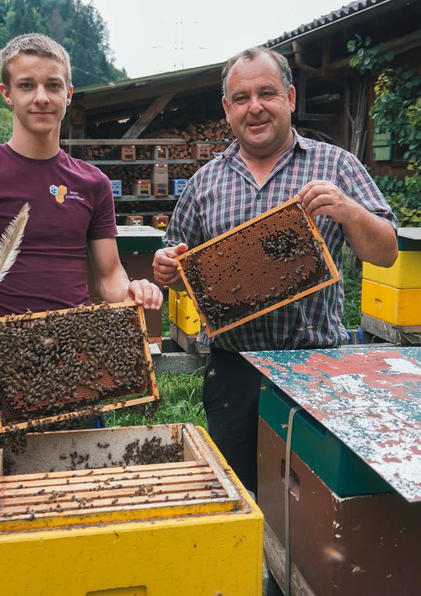 Imker Simon und Andreas zwischen Bienenstöcken und Honigrahmen